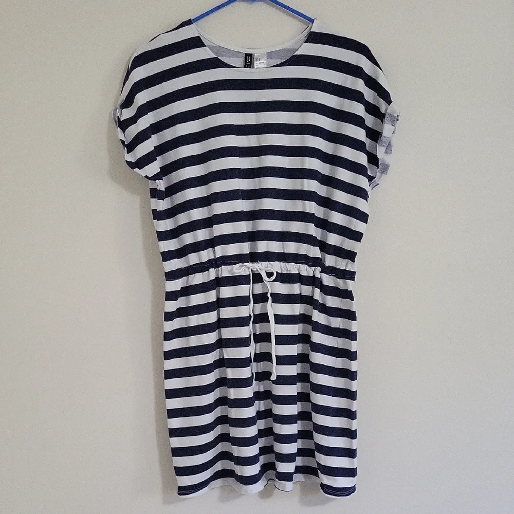 h&m divided dress black and white & Checkered Sleeveless With Front Cutout Detail By H Picky Thrifter Lgt avskuren kjol med rynk som ger fall och volym Women's Divided by H&M for